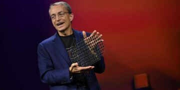 מנכ"ל אינטל לשעבר פט גלסינגר מציג את מצע הזכוכית. ספטמבר 2023. צילום יחצ