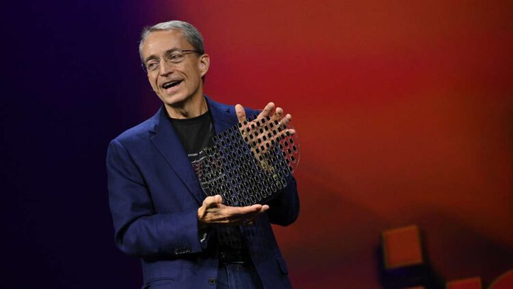 מנכ"ל אינטל לשעבר פט גלסינגר מציג את מצע הזכוכית. ספטמבר 2023. צילום יחצ