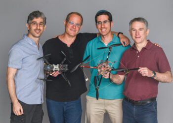 צוות החוקרים עם רחפני המחקר. מימין לשמאל: ד”ר שי ארוגטי, שמעון רגב, פרופ’ גרא וייס וד”ר אחיה אליסף (לא בתמונה: החוקרים שי קריכלי וד”ר אבירן סדון). באדיבות אוניברסיטת בן גוריון