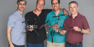 צוות החוקרים עם רחפני המחקר. מימין לשמאל: ד”ר שי ארוגטי, שמעון רגב, פרופ’ גרא וייס וד”ר אחיה אליסף (לא בתמונה: החוקרים שי קריכלי וד”ר אבירן סדון). באדיבות אוניברסיטת בן גוריון