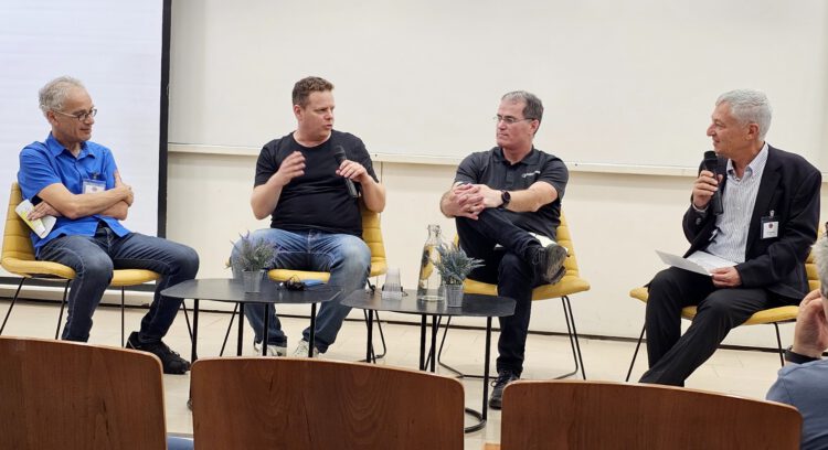 פאנל בינה מלאכותית במפגש הסיליקון קלאב ספטמבר 2023. מימין לשמאל: שלמה גרדמן, ארז צור, איתי יוגב, פרופ' דוד מנדלוביץ'. צילום: איילת גרדמן