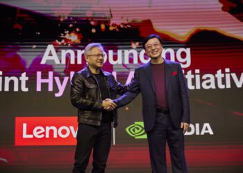 מייסד ומנכ"ל NVIDIA ג'נסן הואנג, ויו"ר ומנכ"ל Lenovo יואנקינג יאנג בכנס השנתי Lenovo Tech World באוסטין. צילום יחצ