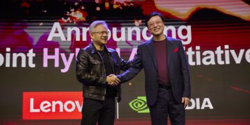 מייסד ומנכ"ל NVIDIA ג'נסן הואנג, ויו"ר ומנכ"ל Lenovo יואנקינג יאנג בכנס השנתי Lenovo Tech World באוסטין. צילום יחצ
