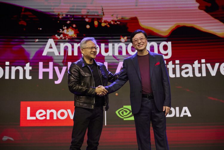 מייסד ומנכ"ל NVIDIA ג'נסן הואנג, ויו"ר ומנכ"ל Lenovo יואנקינג יאנג בכנס השנתי Lenovo Tech World באוסטין. צילום יחצ