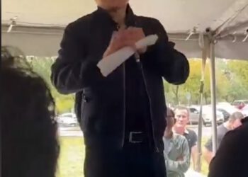 ג'נסן הואנג מדבר עם עובדים על פעילות החברה בישראל במהלך המלחמה. צילום מסך