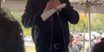 ג'נסן הואנג מדבר עם עובדים על פעילות החברה בישראל במהלך המלחמה. צילום מסך