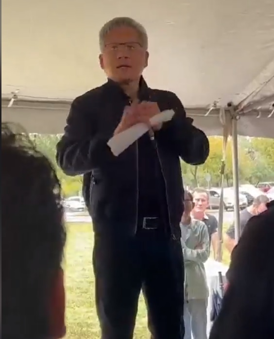 ג'נסן הואנג מדבר עם עובדים על פעילות החברה בישראל במהלך המלחמה. צילום מסך