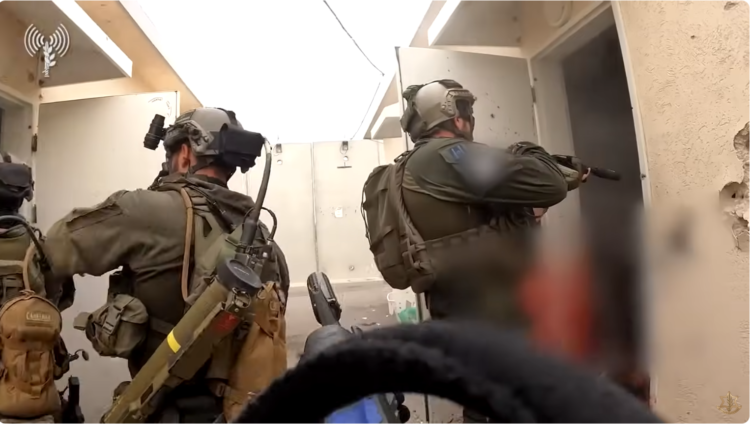 לוחמי שייטת 13 כובשים בחזרה את מוצב סופה ב-7/10/23. צילום מסך מסרטון של דובר צהל