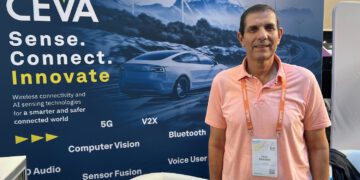 רמי דרוקר, מהנדס תוכנה בסיוה בביתן החברה בתערוכת AUTOSENS בבריסל. צילום: אבי בליזובסקי