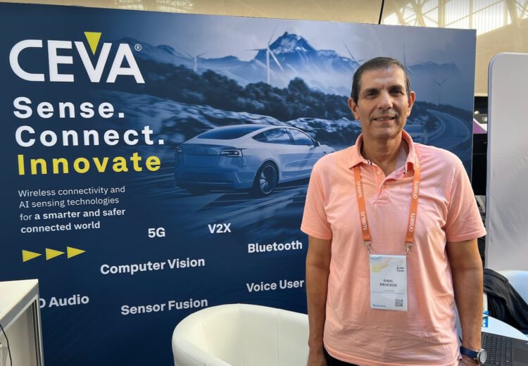 רמי דרוקר, מהנדס תוכנה בסיוה בביתן החברה בתערוכת AUTOSENS בבריסל. צילום: אבי בליזובסקי