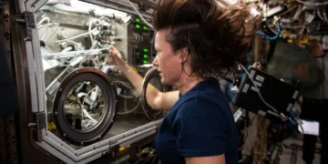 האסטרונאוטית של נאס"א ומהנדסת טיסה במשימת משלחת 65 לתחנת החלל הבינלאומית, מייגן מקארתור, עובדת באמצעות כפפות ייעודיות למיקרו-כבידה על החלפת דגימות בניסוי הנקרא גיבוש באמצעות מחסום באמפולות אטומות, או SUBSA. החקר הפיזיקלי בוחן שיטות ניסיוניות לגיבוש תמיסות במיקרו כבידה וצפוי להוביל להפחתה בתנועת הנוזלים בתמיסה, מה שמוביל להתפלגות טובה יותר של רכיבי משנה ופוטנציאל לשיפור הטכנולוגיה המשמשת בייצור גבישי מוליכים למחצה