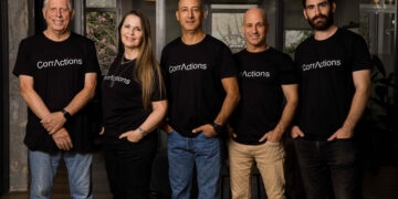 צוות ההנהגה של CorrActions מימין לשמאל - ישי בינס, ד"ר אלדד הוכמן, אילן ריינגולד, דפנה שטיינמץ, צבי גינוסר. קרדיט - מאי כהן