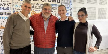 תמונה- חברים בצוות Israel Resilince Fund- עומדים משמאל לימין: ג'ף קופייצקי (מנהל קרן החוסן), ג'ון מדבד (מנכ"ל OurCrowd), אלון טל, מאיה זכודין קורן. קרדיט צלמת: אליס בן דוד.