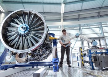 קובוט של יוניברסל רובוט במפעל מטוסים של איירבוס. צילום יחצ