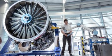 קובוט של יוניברסל רובוט במפעל מטוסים של איירבוס. צילום יחצ