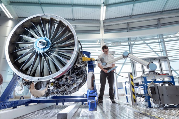 קובוט של יוניברסל רובוט במפעל מטוסים של איירבוס. צילום יחצ