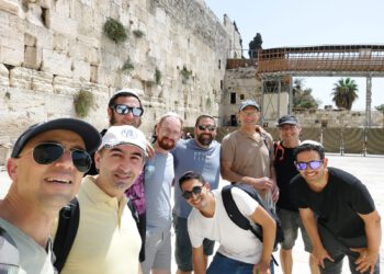 עובדי VAYYAR בטיול. ליאור סיוון (מימין בחולצה שחורה) ולידו מתכופף דביר כהן. צילום באדיבות דביר כהן.