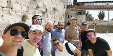 עובדי VAYYAR בטיול. ליאור סיוון (מימין בחולצה שחורה) ולידו מתכופף דביר כהן. צילום באדיבות דביר כהן.