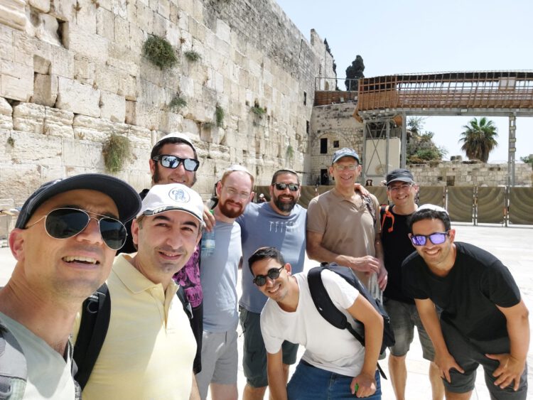 עובדי VAYYAR בטיול. ליאור סיוון (מימין בחולצה שחורה) ולידו מתכופף דביר כהן. צילום באדיבות דביר כהן.