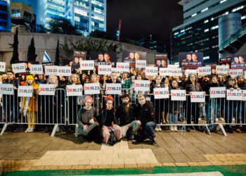 עובדות ועובדי אנבידיה ביחד עם בני משפחתו של אבינתן אור, במיצג לרגל 100 ימים לחטיפתו בידי החמאס. צילום יחצ