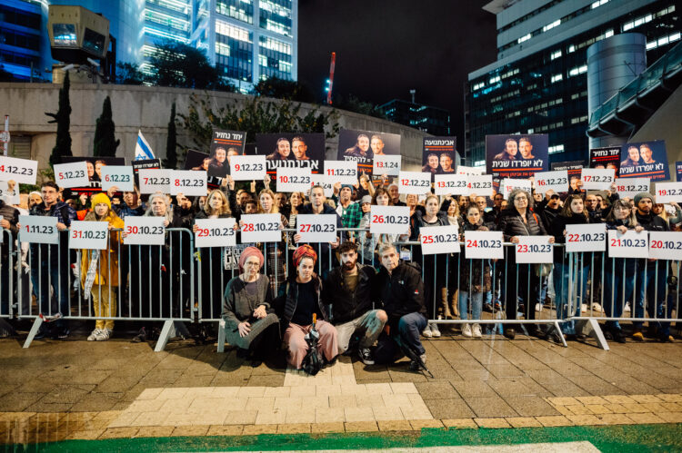 עובדות ועובדי אנבידיה ביחד עם בני משפחתו של אבינתן אור, במיצג לרגל 100 ימים לחטיפתו בידי החמאס. צילום יחצ