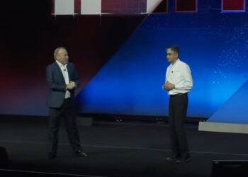 מנכ"ל סולידוורקס מאניש קומאר ומייקל ג'קסון, סמנכ"ל המחקר של קיידנס בכנס 3dexperience world 2024 של חברת דאסו סיסטמס. צילום מסך מהשידור החי