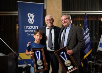 נשיא הטכניון פרופ' אורי סיון (במרכז) מעניק את אות הטכניון ליהודה זיסאפל - 2022. צילום דוברות הטכניון.