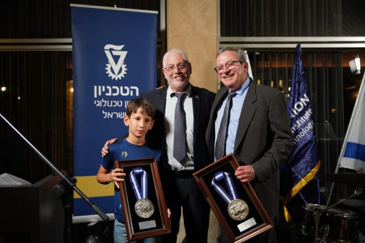 נשיא הטכניון פרופ' אורי סיון (במרכז) מעניק את אות הטכניון ליהודה זיסאפל - 2022. צילום דוברות הטכניון.