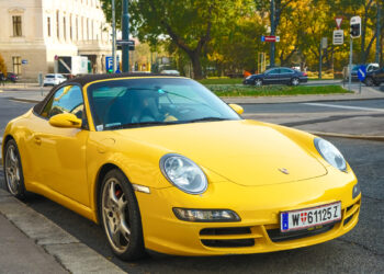 מכונית פורשה ברחובות וינה. . המחשה: depositphotos.com