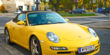 מכונית פורשה ברחובות וינה. . המחשה: depositphotos.com