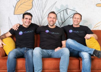 1. תמונת צוות יזמי NeuReality- משמאל לימין: יוסי קסוס (סמנכ"ל לפיתוח שבבים), משה תנך (מנכ"ל), צביקה שמואלי (סמנכ"ל לתפעול). צילום: אביב קורט