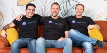 1. תמונת צוות יזמי NeuReality- משמאל לימין: יוסי קסוס (סמנכ"ל לפיתוח שבבים), משה תנך (מנכ"ל), צביקה שמואלי (סמנכ"ל לתפעול). צילום: אביב קורט