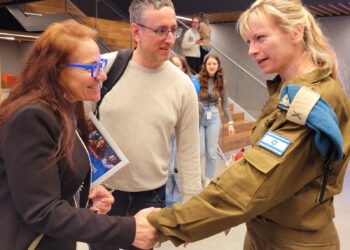 מימין לשמאל תת אלוף יעל גרוסמן, אופיר אלגרבלי מנכ''ל בנתיבי אודי, וקרן קציר שטיבל מנהלת השיווק של מערך הדיגיטל קרדיט טל רז