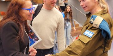 מימין לשמאל תת אלוף יעל גרוסמן, אופיר אלגרבלי מנכ''ל בנתיבי אודי, וקרן קציר שטיבל מנהלת השיווק של מערך הדיגיטל קרדיט טל רז