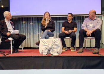 פאנל בנושא שימוש בבינה מלאכותית ברפואה מימין לשמאל, איתמר עופר, יו"ר צבר רפואה, אבנר ראוש, מייסד ומנכ"ל חברת CATAI ונעמה מאייר, דירקטורית בקבוצת הבינה המלאכותית, חברת Viz.ai צילום: שמואל אוסטר