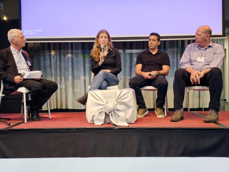 פאנל בנושא שימוש בבינה מלאכותית ברפואה מימין לשמאל, איתמר עופר, יו"ר צבר רפואה, אבנר ראוש, מייסד ומנכ"ל חברת CATAI ונעמה מאייר, דירקטורית בקבוצת הבינה המלאכותית, חברת Viz.ai צילום: שמואל אוסטר