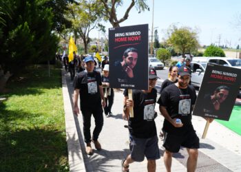 בני משפחתו של נמרוד ועובדי אפלייד מטיריאלס במפגן התמיכה. צילום נבט כהנא