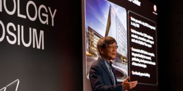 בסימפוזיון הטכנולוגי ד"ר קווין ז'אנג, סגן נשיא בכיר לפיתוח עסקי של TSMC בסימפוזיון הטכנולוגי של החברה באמסטרדם, 14/5/2024. צילום יחצ