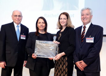 טקס הענקת פרס מובילי התעשייה לרחלי גנות. מימין: שלמה גרדמן, יו"ר משותף של כנס ChipEX2024, רחלי גנות, שרת החדשנות, המדע והטכנולוגיה גילה גמליאל ופרופ' רן גינוסר, ראש מרכז המחקר VLSI, הטכניון, יו"ר משותף, ChipEx2024. צילום: ניב קנטור