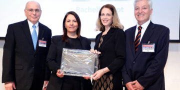 טקס הענקת פרס מובילי התעשייה לרחלי גנות. מימין: שלמה גרדמן, יו"ר משותף של כנס ChipEX2024, רחלי גנות, שרת החדשנות, המדע והטכנולוגיה גילה גמליאל ופרופ' רן גינוסר, ראש מרכז המחקר VLSI, הטכניון, יו"ר משותף, ChipEx2024. צילום: ניב קנטור