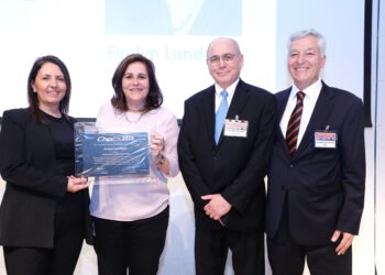 אווילין לנדמן מקבלת את פרס מובילי התעשייה בכנס ChipEX2024 מהשרה גילה גמליאל ומיושבי הראש המשותפים של הכנס, שלמה גרדמן ופרופ' רן גינוסר. צילום: ניב קנטור