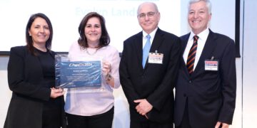 אווילין לנדמן מקבלת את פרס מובילי התעשייה בכנס ChipEX2024 מהשרה גילה גמליאל ומיושבי הראש המשותפים של הכנס, שלמה גרדמן ופרופ' רן גינוסר. צילום: ניב קנטור