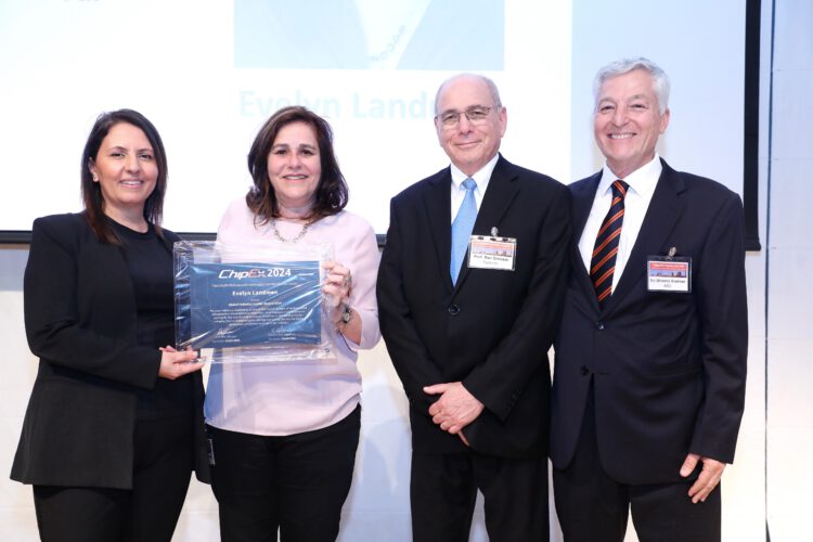 אווילין לנדמן מקבלת את פרס מובילי התעשייה בכנס ChipEX2024 מהשרה גילה גמליאל ומיושבי הראש המשותפים של הכנס, שלמה גרדמן ופרופ' רן גינוסר. צילום: ניב קנטור