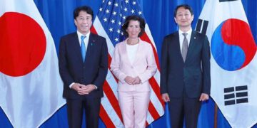 שר התעשייה של קוריאה, אן דוק-גון (מימין), מזכירת המסחר של ארה"ב, ג'ינה ריימונדו (במרכז), ושר התעשייה של יפן, קן סאיטו, מצטלמים לפני פגישתם המשולשת בוושינגטון, 26 ביוני 2024. באדיבות משרד הסחר, התעשייה והאנרגיה של דרום קוריאה