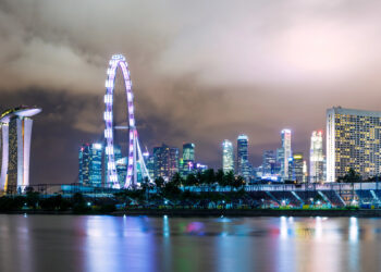 קו הרקיע של סינגפור בלילה. המחשה: depositphotos.com