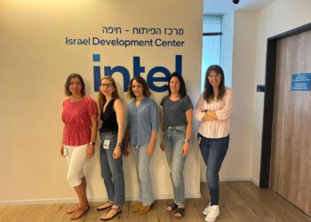 הנשים מובילות מקבוצת הפיתוח של ה-Lunar Lake – מימין לשמאל – אסנת ערד מקבוצת הפיתוח, מיכל רז מקבות מקבוצת Power and Performance, אילת בר מקבוצת הולידציה, ליסי סנופ מקבוצת פיתוח הייצור, אירנה סמירנוב מקבוצת הפיוזים. צילום יחצ, אינטל