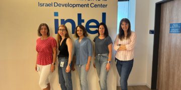 הנשים מובילות מקבוצת הפיתוח של ה-Lunar Lake – מימין לשמאל – אסנת ערד מקבוצת הפיתוח, מיכל רז מקבות מקבוצת Power and Performance, אילת בר מקבוצת הולידציה, ליסי סנופ מקבוצת פיתוח הייצור, אירנה סמירנוב מקבוצת הפיוזים. צילום יחצ, אינטל