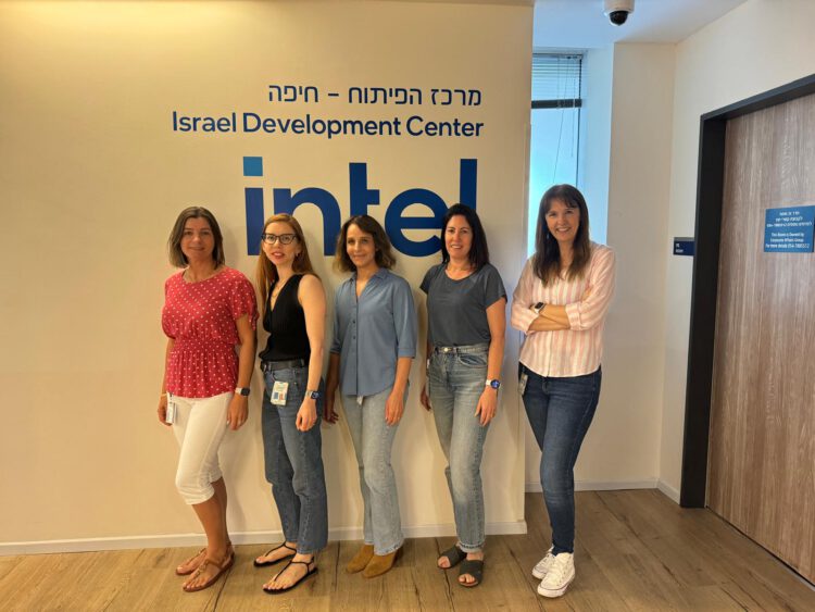 הנשים מובילות מקבוצת הפיתוח של ה-Lunar Lake – מימין לשמאל – אסנת ערד מקבוצת הפיתוח, מיכל רז מקבות מקבוצת Power and Performance, אילת בר מקבוצת הולידציה, ליסי סנופ מקבוצת פיתוח הייצור, אירנה סמירנוב מקבוצת הפיוזים. צילום יחצ, אינטל