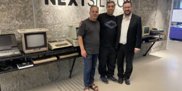 מימין לשמאל: משה פרידמן, מייסד ומנכ"ל KamaTech , באמצע אלעד רז, מייסד שותף ומנכ"ל Nextsilicon, בצד שמאל, איל נגר, מייסד שותף וסגן נשיא בכיר למו"פ, נקסט סיליקון