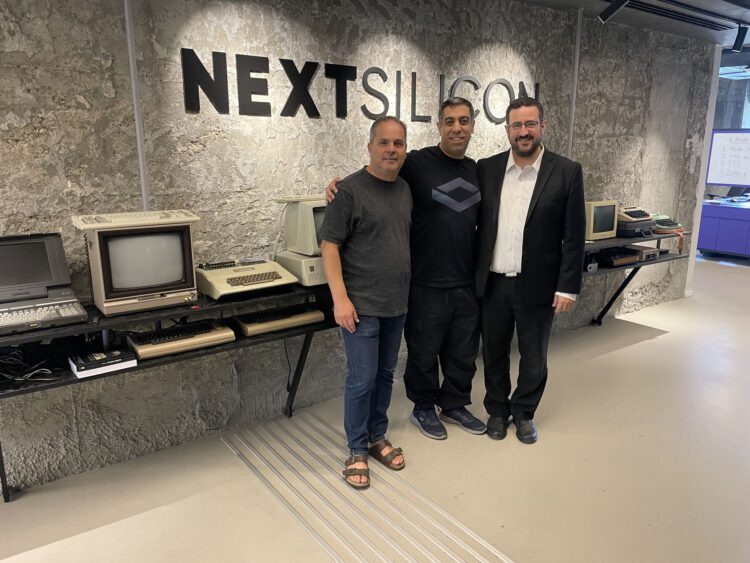 מימין לשמאל: משה פרידמן, מייסד ומנכ"ל KamaTech , באמצע אלעד רז, מייסד שותף ומנכ"ל Nextsilicon, בצד שמאל, איל נגר, מייסד שותף וסגן נשיא בכיר למו"פ, נקסט סיליקון